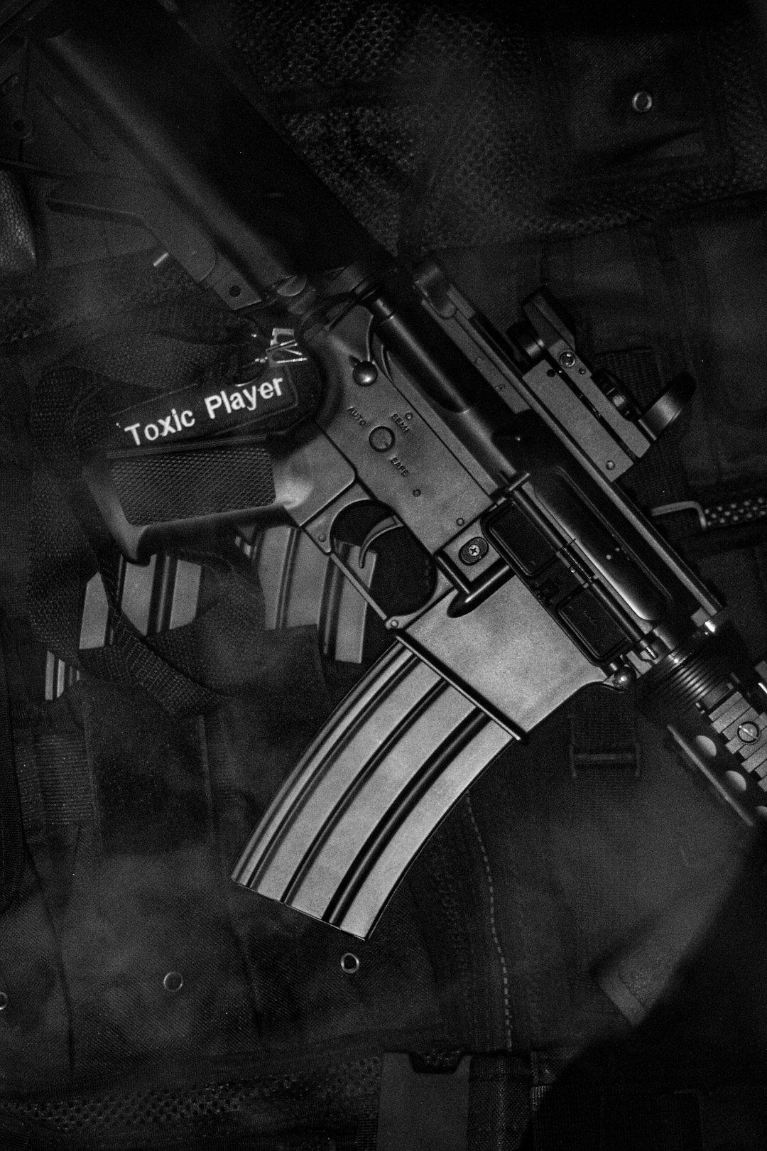 black-and-white-rifle-on-black-textile-fispfmuicac